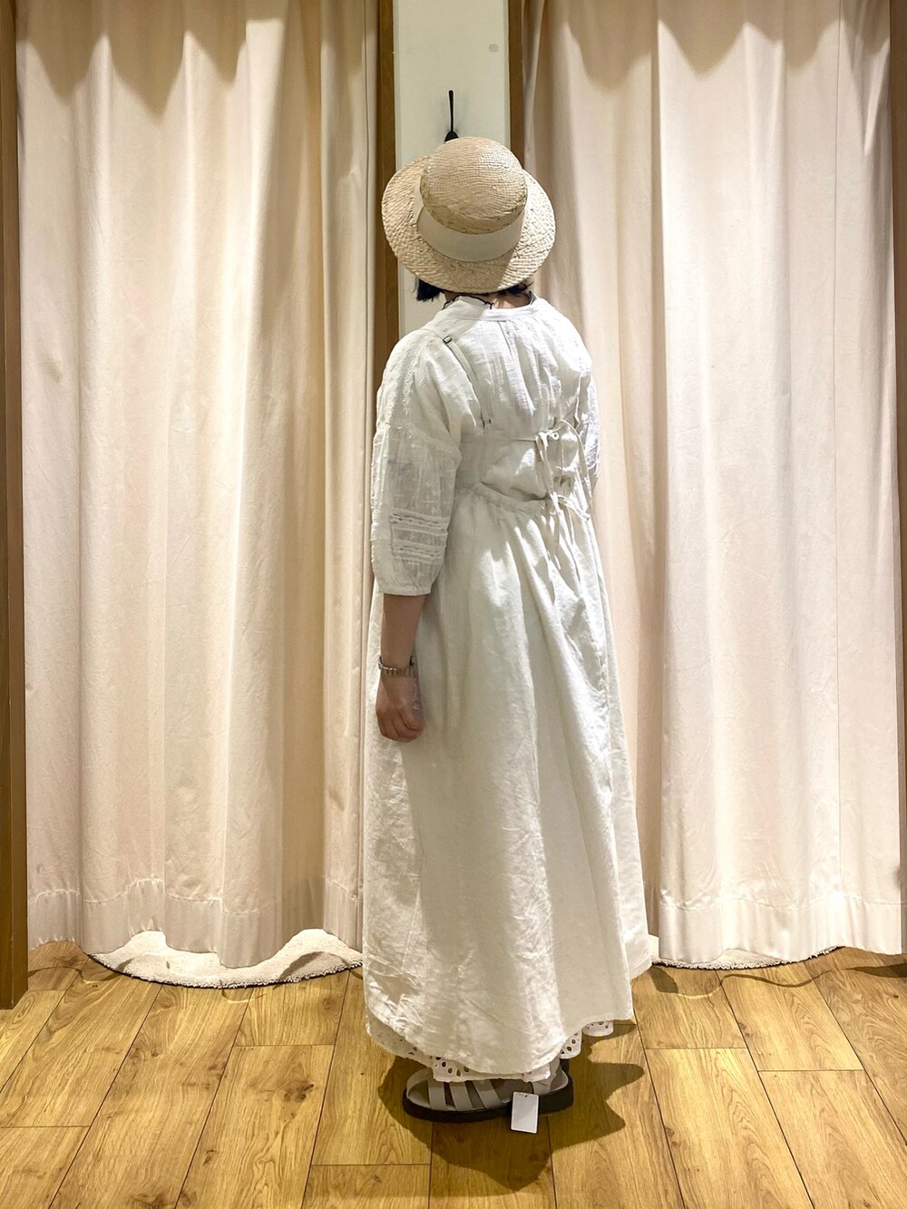 ホワイト系のシャツ/ブラウス、ホワイト系のTシャツ/カットソー、ホワイト系のワンピースを着用したレディースの春コーディネートの2枚目の写真