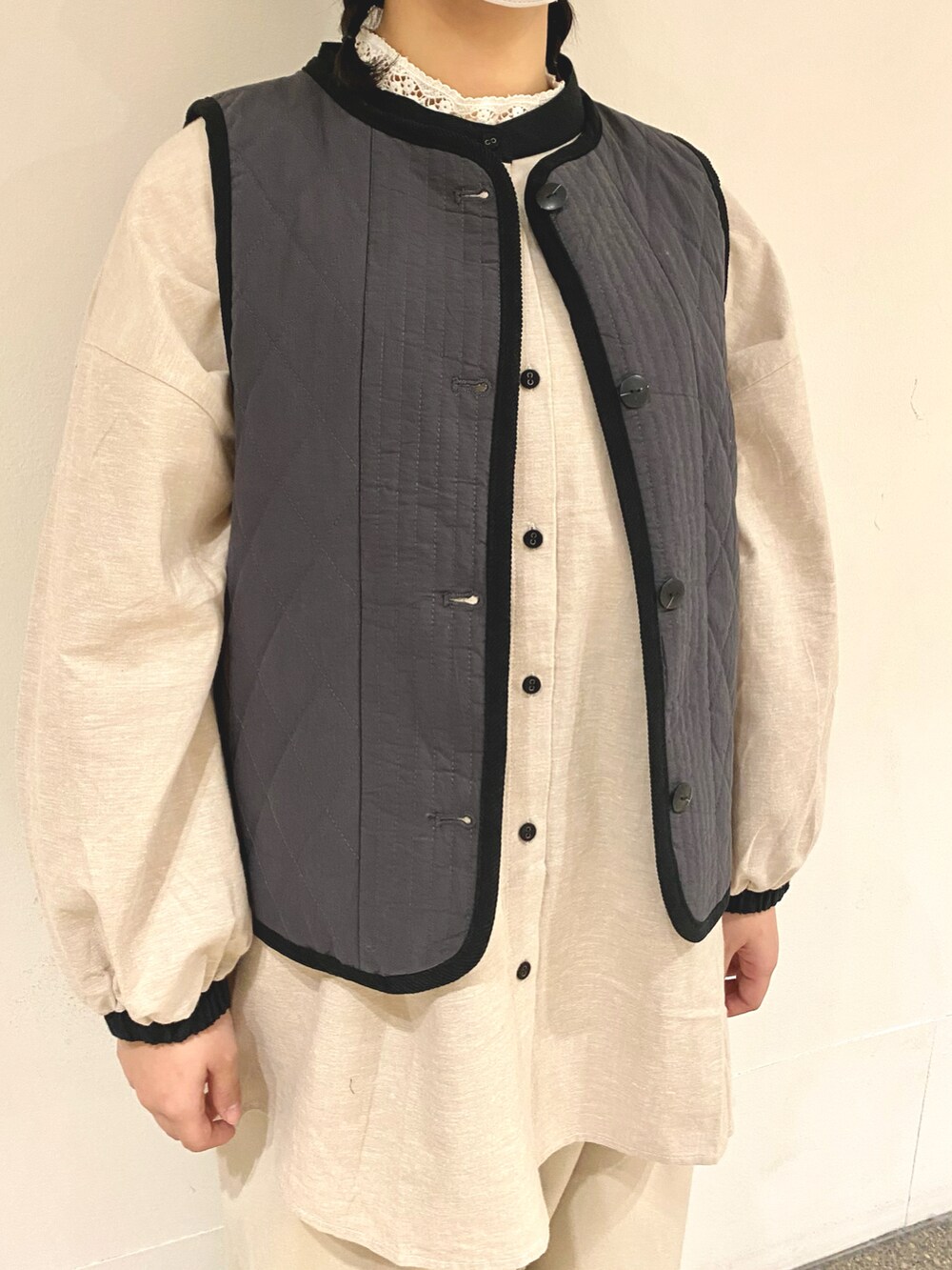 ベージュ系のシャツ/ブラウス、ホワイト系のベスト、ホワイト系のシャツ/ブラウスを着用したレディースの冬コーディネートの3枚目の写真