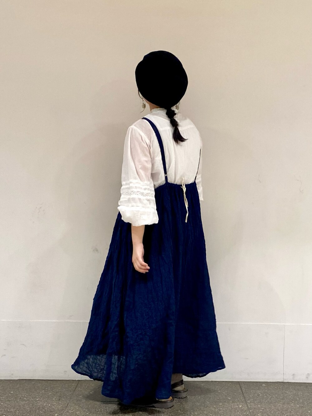 ホワイト系のシャツ/ブラウス、グリーン系のイヤリングを着用したレディースの春コーディネートの2枚目の写真