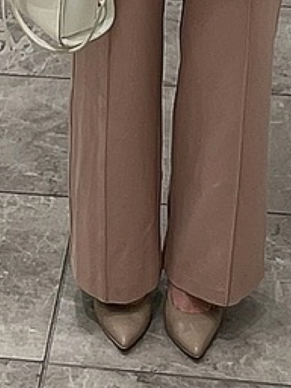 ホワイト系のショルダーバッグ、ピンク系のワンピース、ピンク系のその他パンツを着用したレディースの秋コーディネートの2枚目の写真