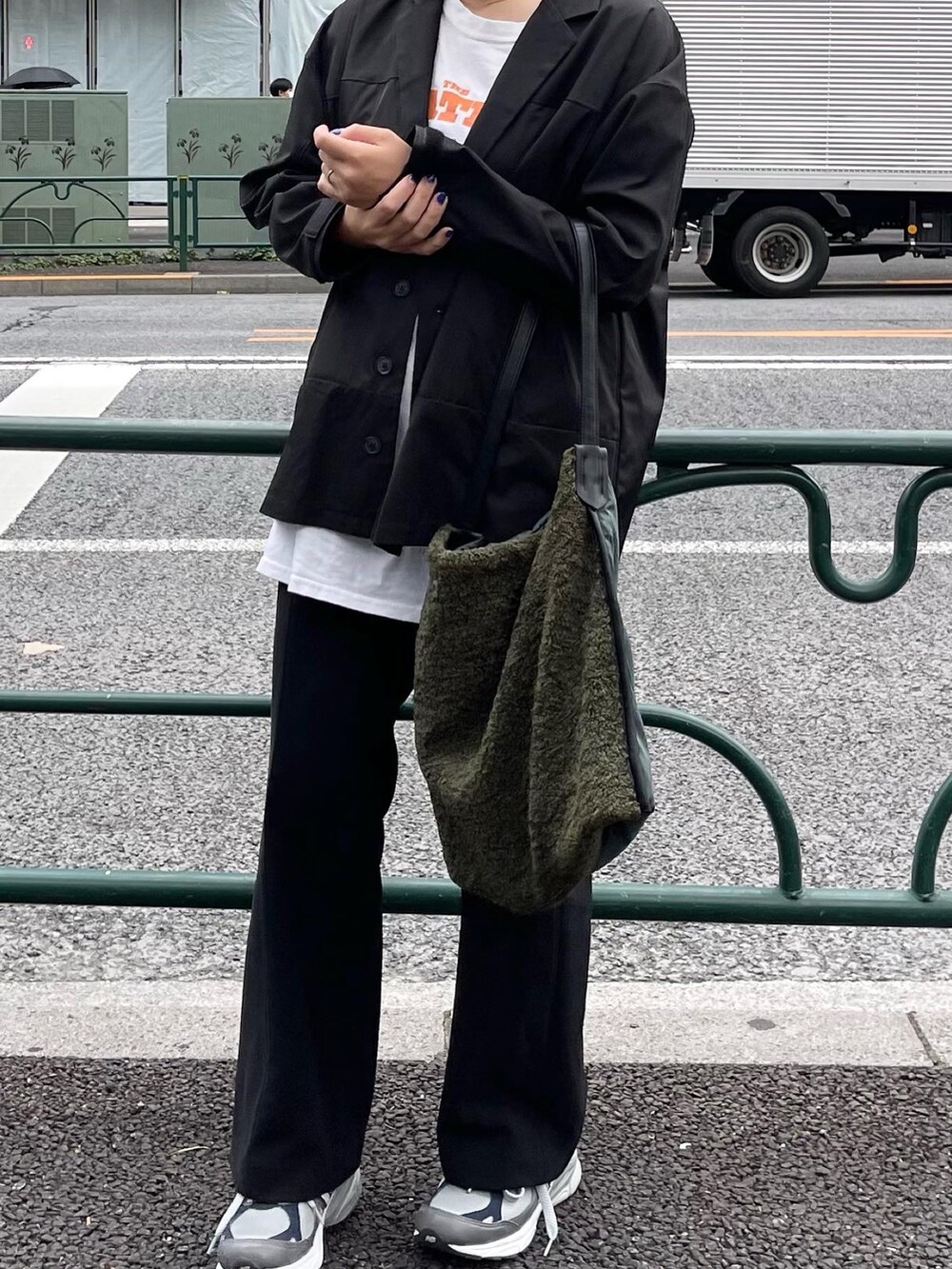 ブラック系のその他パンツ、グレー系のスニーカー、ブラック系のマウンテンパーカーを着用したレディースの秋コーディネートの2枚目の写真