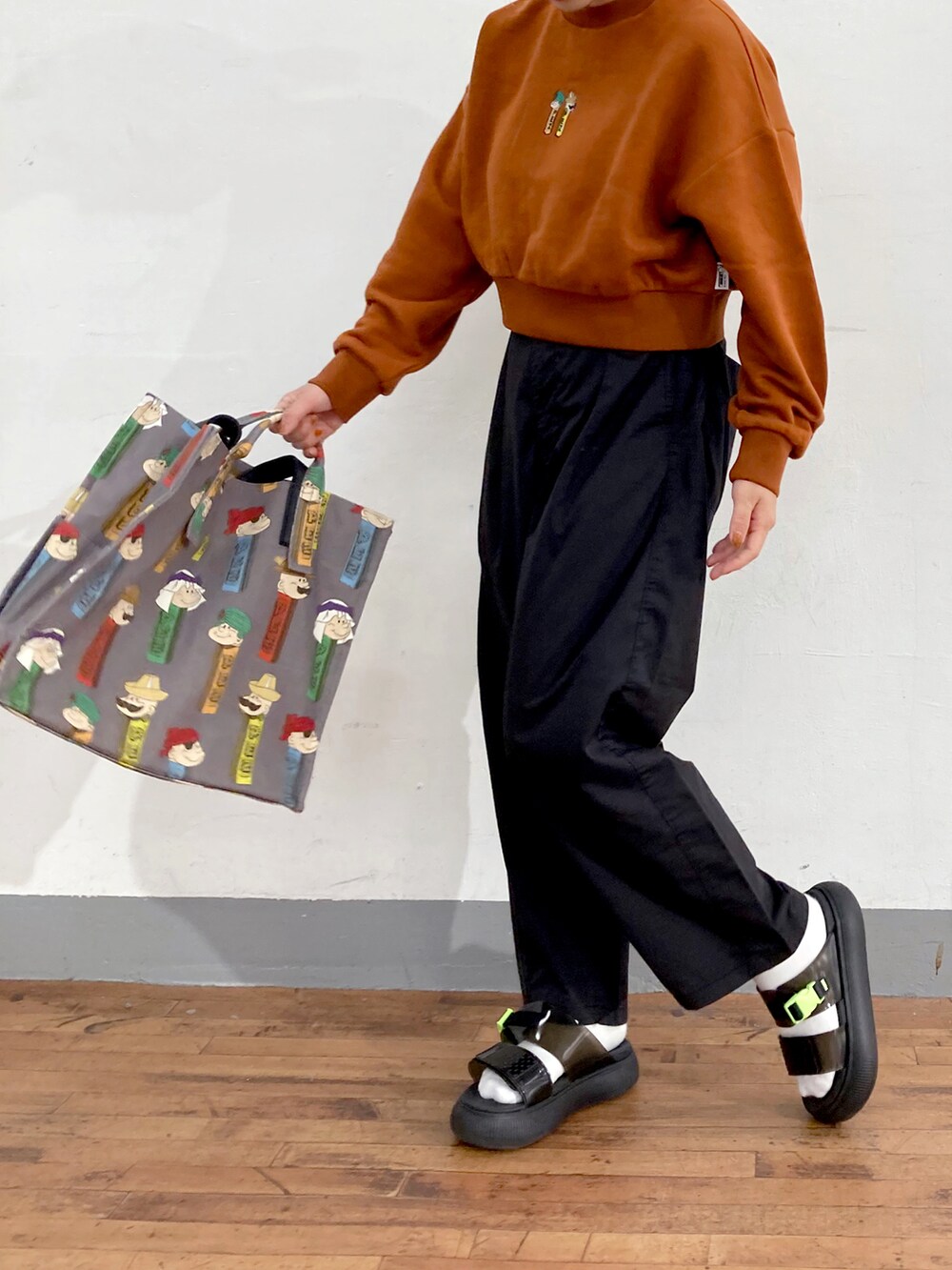 ブラウン系のスウェット、グレー系のトートバッグ、ブルー系のキャップを着用したレディースの夏コーディネートの2枚目の写真