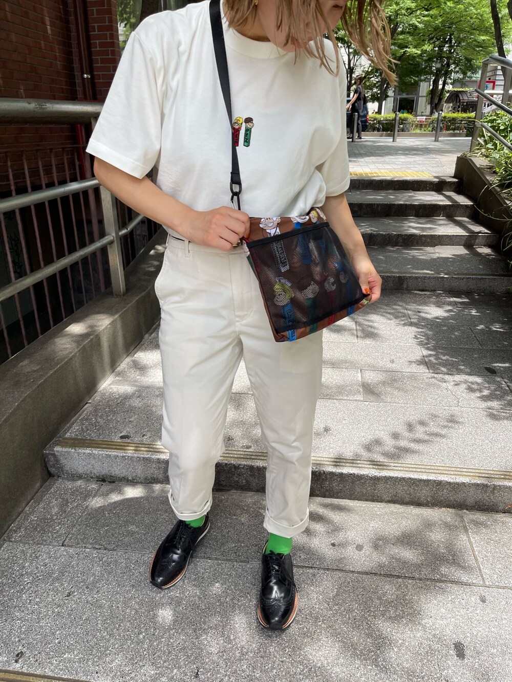 ブラック系のショルダーバッグを着用したレディースの夏コーディネートの2枚目の写真