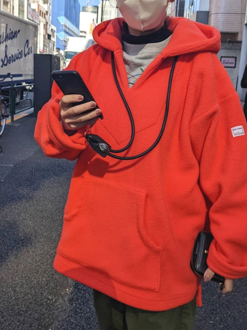 ブラック系のスマホグッズを着用したレディースの秋コーディネートの2枚目の写真