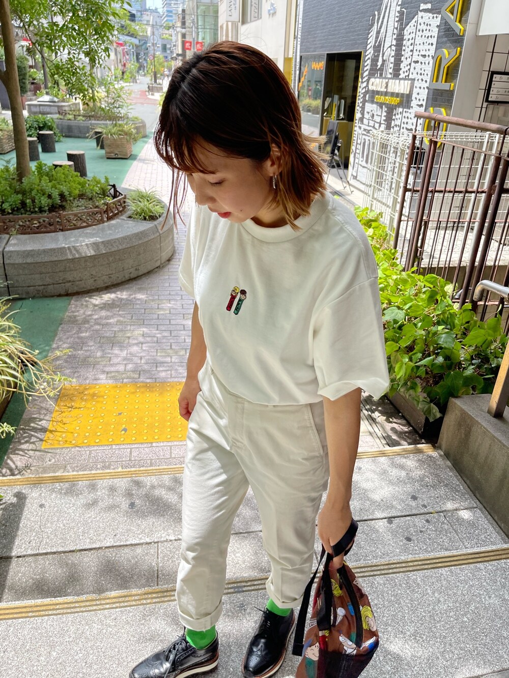 ホワイト系のTシャツ/カットソーを着用したレディースの夏コーディネートの2枚目の写真