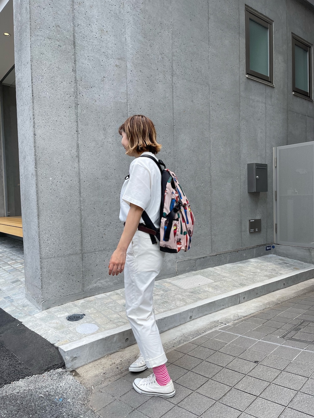 ベージュ系のバックパック/リュックを着用したレディースの夏コーディネートの2枚目の写真