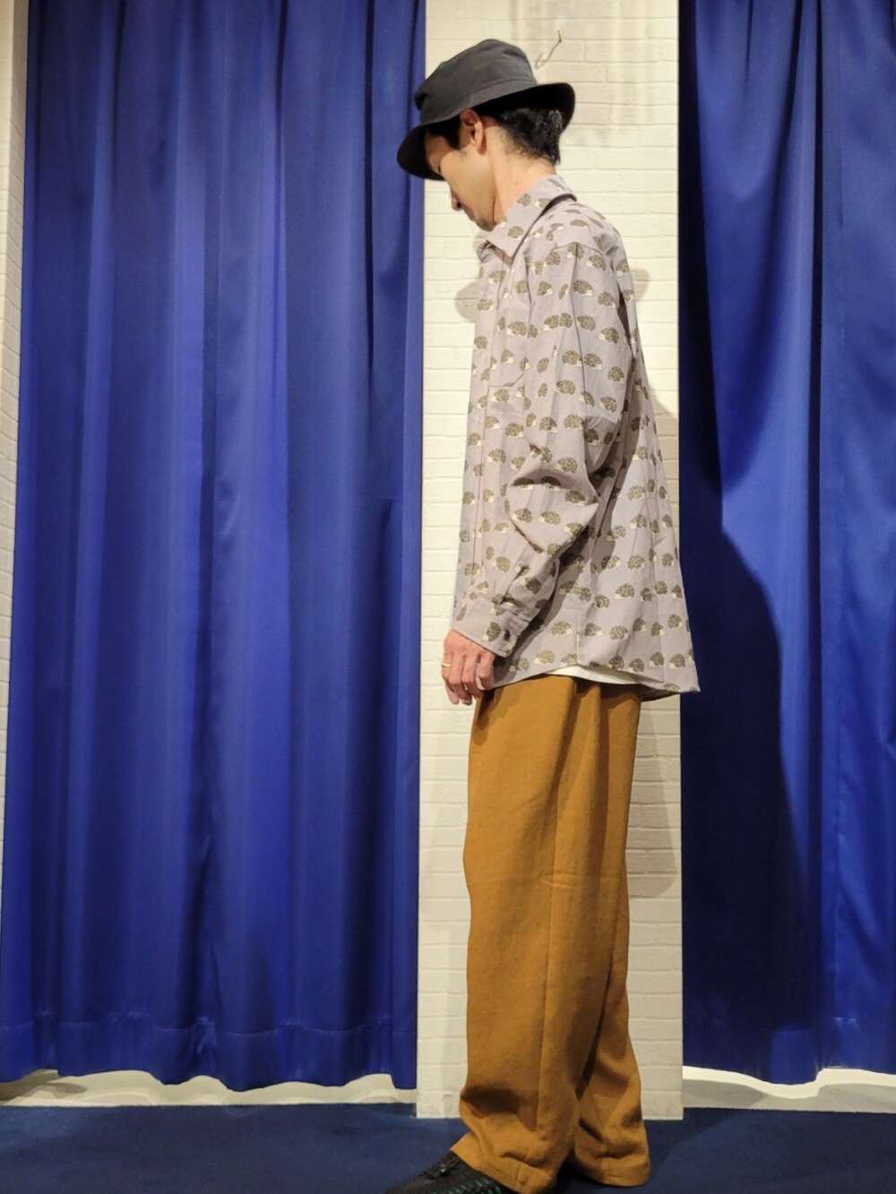 グレー系のシャツ/ブラウスを着用したメンズの夏コーディネートの4枚目の写真