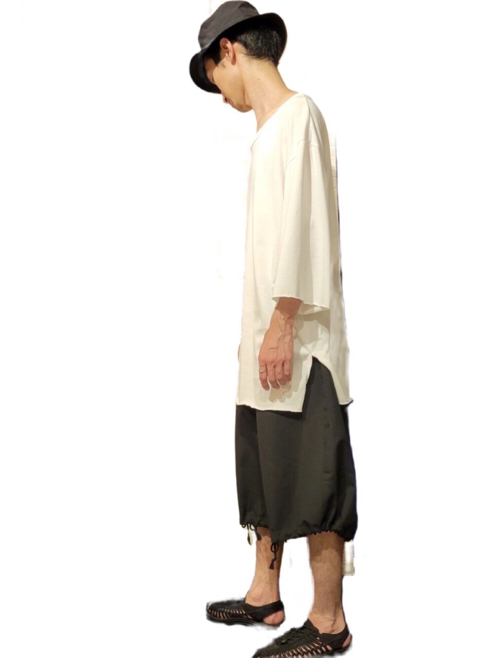 「夏コーデ、lautrecote、GGD、モノトーン、モノトーンコーデ、Tシャツ、白黒、モード、シンプルコーデ、ショーツ、ワイドスリーブ」｜「GGDのアイテム（Tシャツ/カットソー、ホワイト系）」を使った、lautrecote下北沢店さん（メンズ・174cm）の夏コーディネートの4枚目の写真