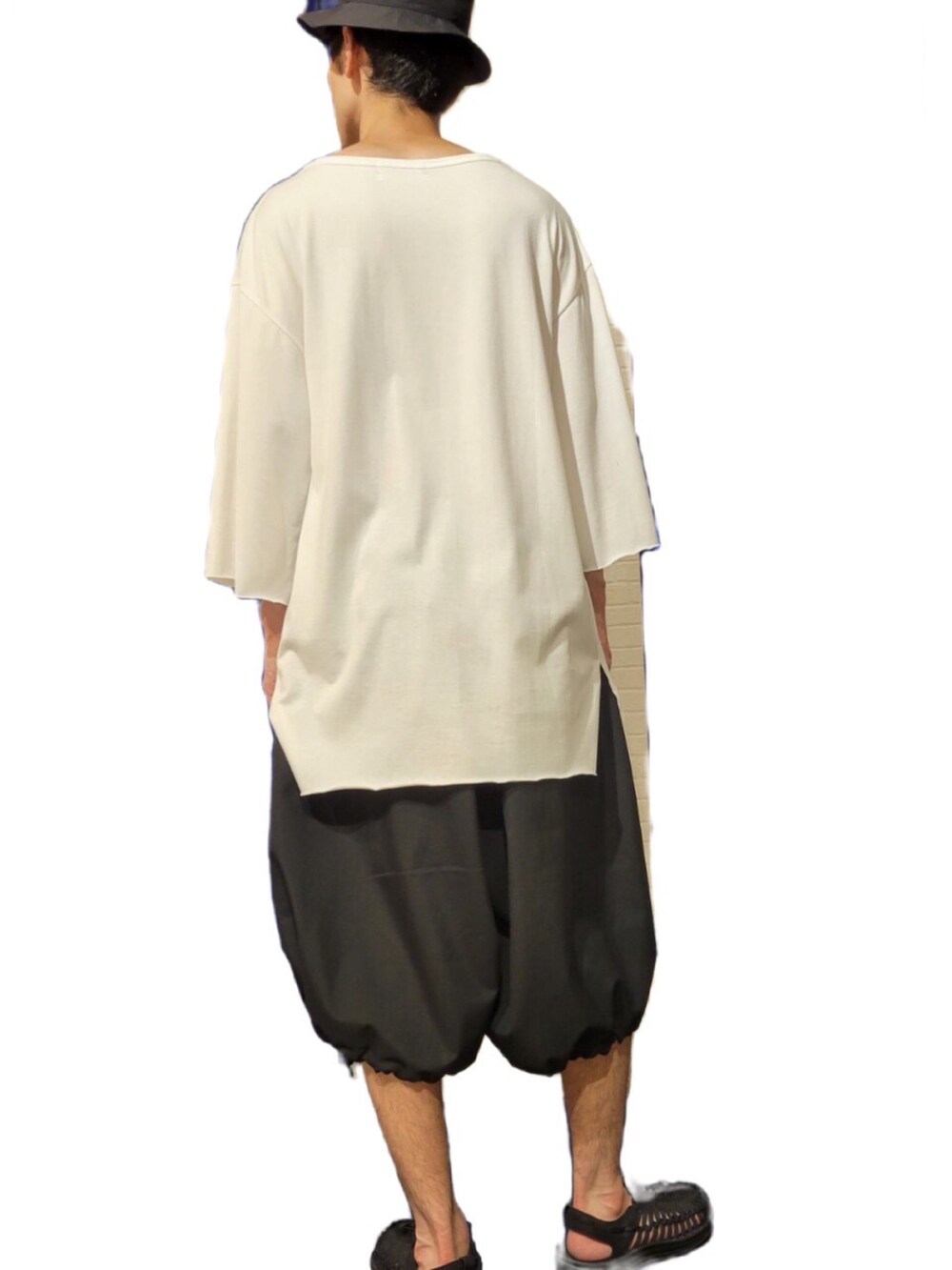 「夏コーデ、lautrecote、GGD、モノトーン、モノトーンコーデ、Tシャツ、白黒、モード、シンプルコーデ、ショーツ、ワイドスリーブ」｜「GGDのアイテム（Tシャツ/カットソー、ホワイト系）」を使った、lautrecote下北沢店さん（メンズ・174cm）の夏コーディネートの3枚目の写真