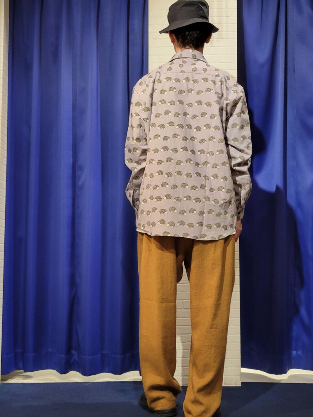 グレー系のシャツ/ブラウスを着用したメンズの夏コーディネートの3枚目の写真