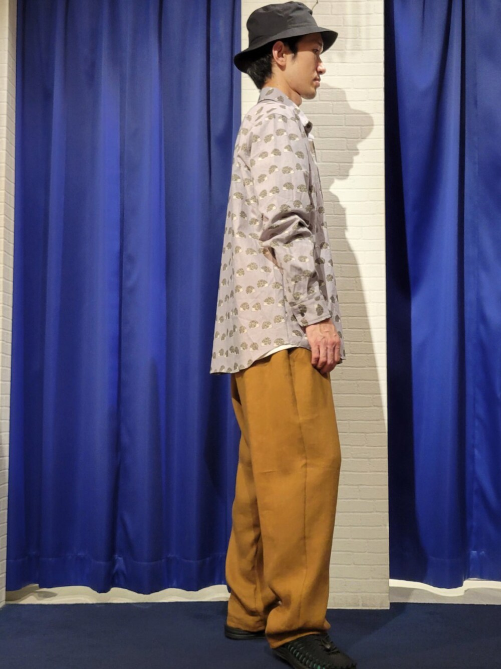 グレー系のシャツ/ブラウスを着用したメンズの夏コーディネートの2枚目の写真