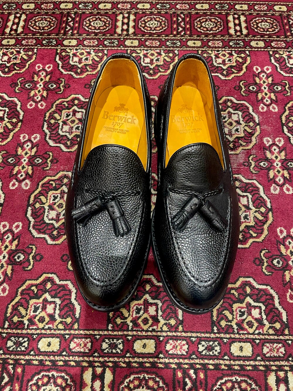 ブラックレザー ローファー：どんなコーディネートにもぴったり 37 Woman ブラック レザー ローファー XXW20L0IM70SHA41MB999 | Tods