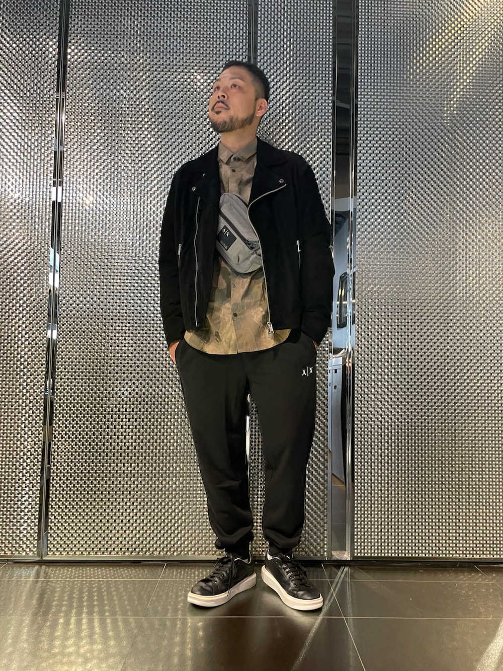 「スウェット、AXchanger、AXchange、アルマーニエクスチェンジ、armaniexchange、ライダース、ブラック、カモフラ、スウェード、カジュアルコーデ、秋コーデ、スニーカー」｜「ARMANI EXCHANGEの【A|X アルマーニ エクスチェンジ】ジェニュインレザー　バイカージャケット（ライダースジャケット、ブラック系）」を使った、Ponzさん（メンズ・179cm）の秋コーディネートの2枚目の写真