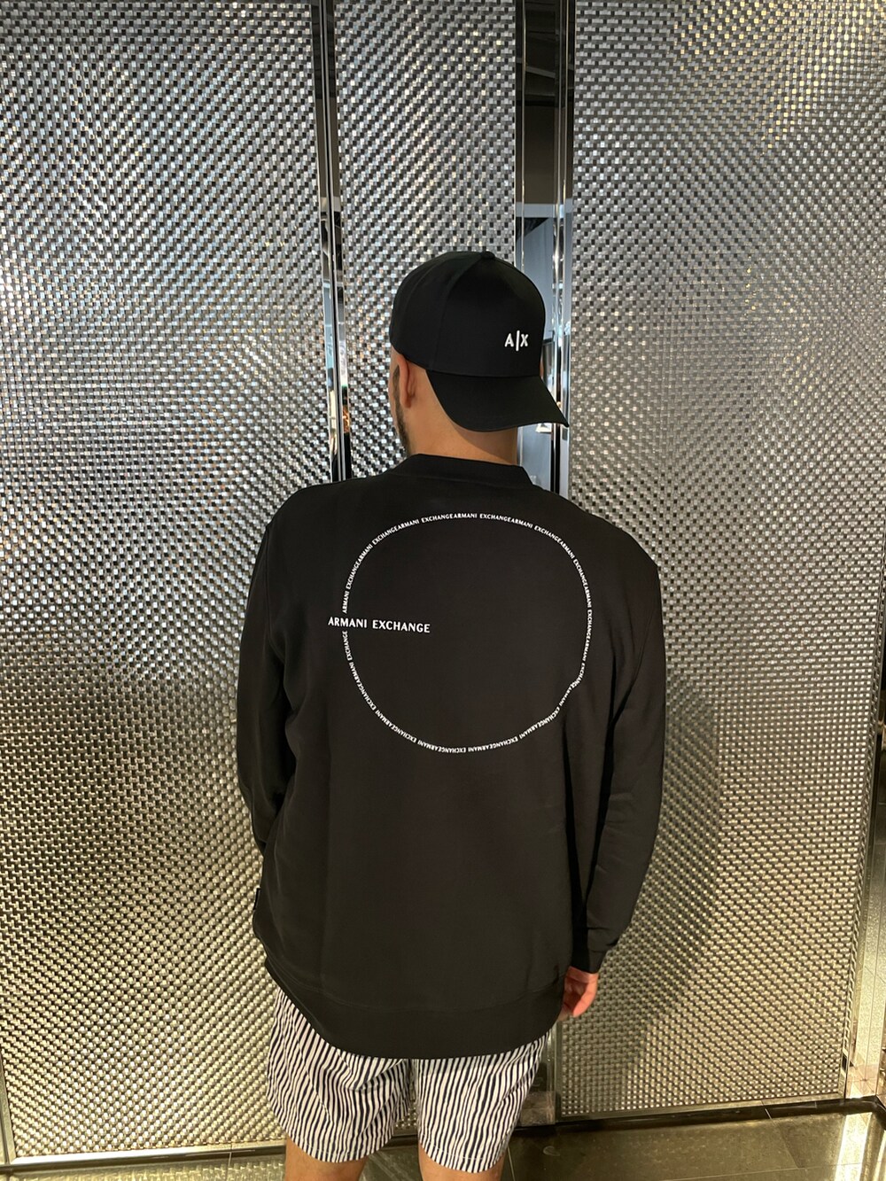 「真夏のアクティブスタイル、今日のコーデ、キャップ、夏、カジュアル、ラフ、アルマーニエクスチェンジ、armaniexchange、armani、AXchanger、AXchange、ハーフパンツ」｜「ARMANI EXCHANGEの【ARMANI EXCHANGE/アルマーニ エクスチェンジ】ONE POINT LOGO BASE BALL CAP/ワンポイントロゴベースボールキャップ（キャップ、ブラック系）」を使った、Ponzさん（メンズ・179cm）の夏コーディネートの2枚目の写真