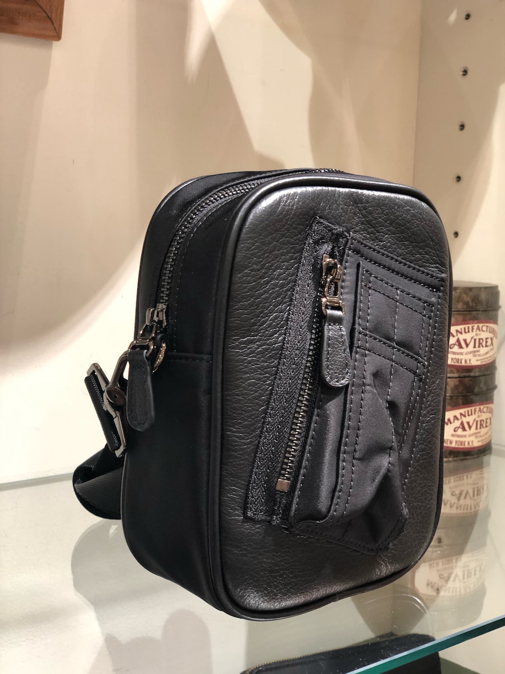 「ブラウス、ホワイト、キャップ、ロングスカート、ニューエラ、ニットスカート、ootd、レザーバッグ、ポシェット、ママファッション」｜「AVIREXの【× NEW ERA】MLB × AVIREX 9サーティ ホワイトソックス ベースボール キャップ / 9THRTY WHITE SOX BASEBALL CAP（キャップ、ブラック系）」を使った、mihotakematsuさん（レディース・156cm）の夏コーディネートの4枚目の写真