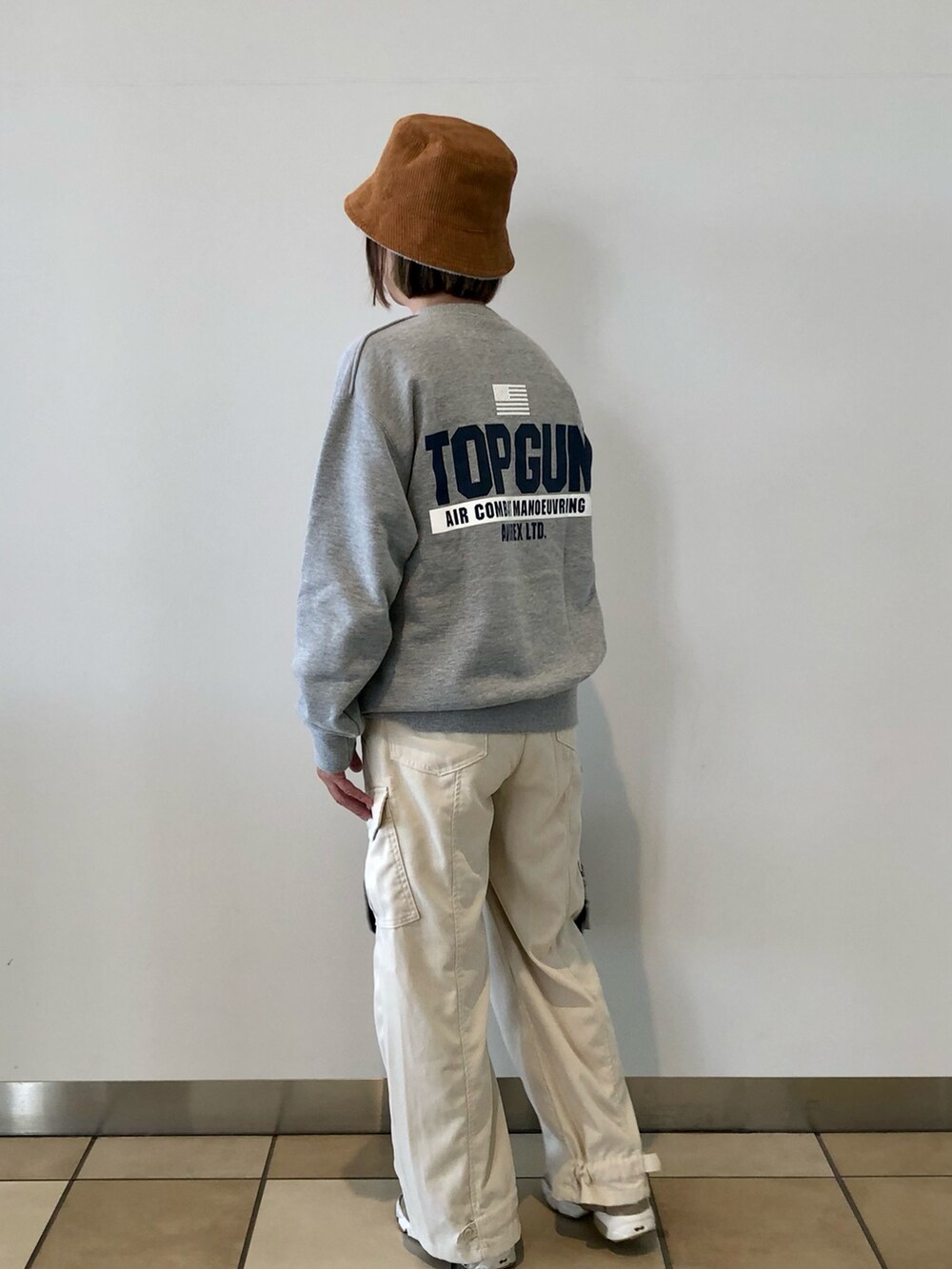 「スウェット、ホワイト、グレー、ワイドパンツ、アビレックス、ホワイトパンツ、トップガン、秋冬、秋服コーデ、オトナ女子」｜「AVIREXの【直営店限定】TOP GUN CREW NECK SWEAT / トップガン クルーネック スウェット / AVIREX / アヴィレックス（スウェット、グレー系）」を使った、mihotakematsuさん（レディース・156cm）の秋コーディネートの2枚目の写真