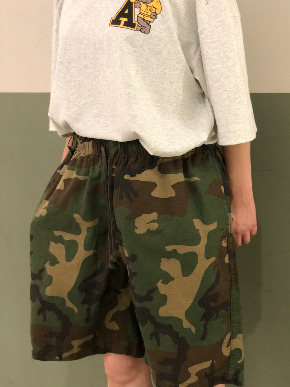 「ベレー帽、カモフラ、ショートパンツ、AVIREX、迷彩、休日スタイル、ハンチング、アビレックス、夏コーデ、AVIREXBelle」｜「AVIREXのHUNTING / ハンチング（ハンチング/ベレー帽、ブラック系）」を使った、mihotakematsuさん（レディース・156cm）の夏コーディネートの2枚目の写真