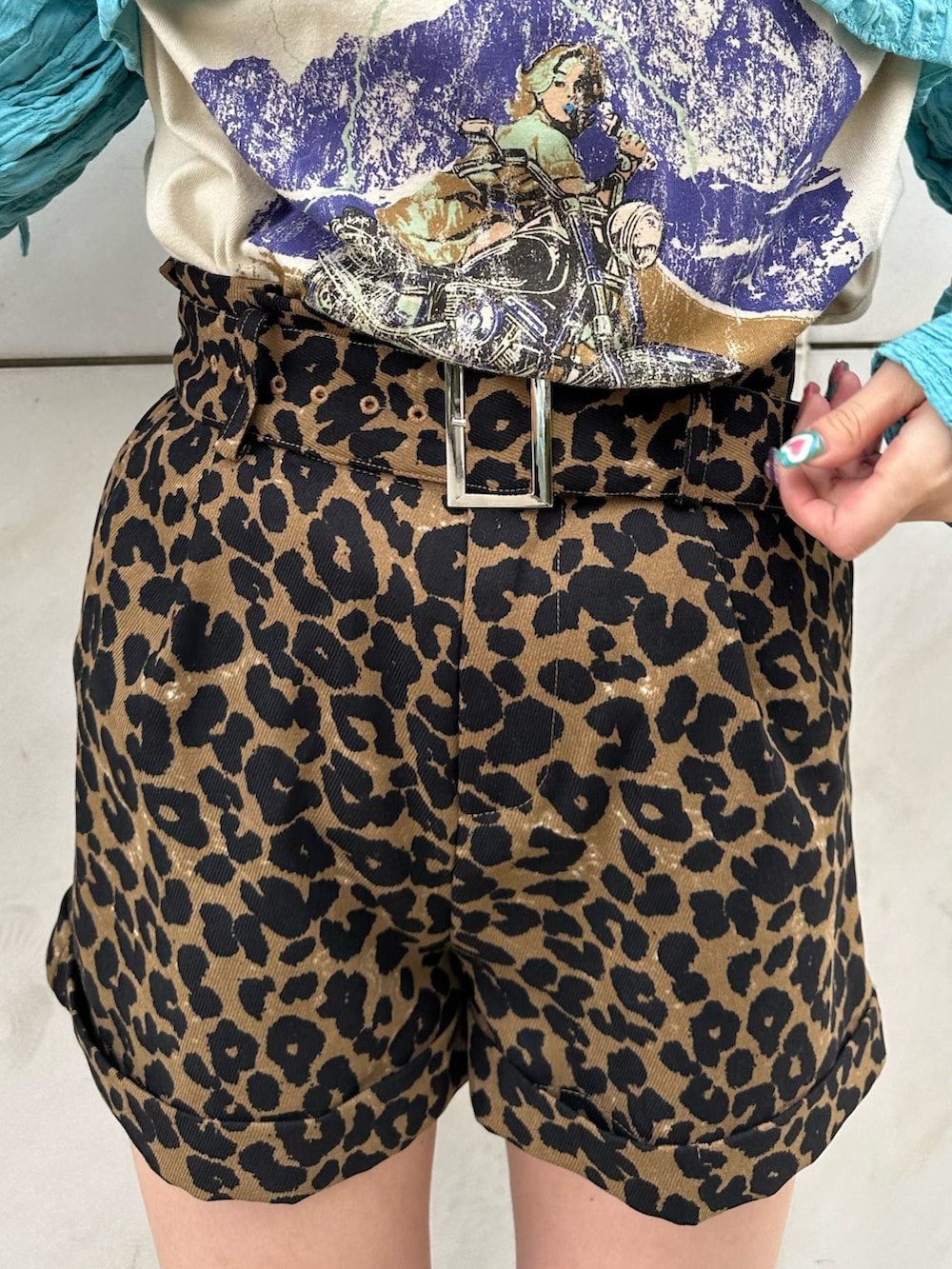 ブラウン系のその他パンツ、ホワイト系のショルダーバッグ、ブルー系のカーディガン/ボレロを着用したレディースの冬コーディネートの7枚目の写真