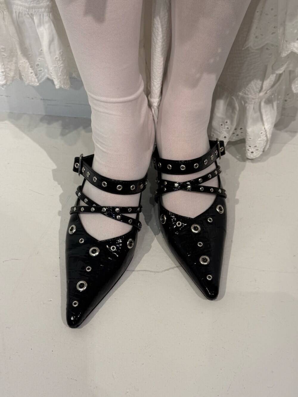 ブラック系のパンプス、ブルー系のシャツ/ブラウス、ホワイト系のスカートを着用したレディースの春コーディネートの8枚目の写真