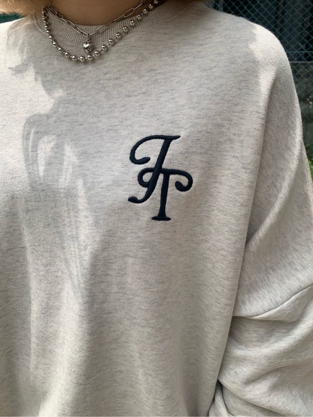 グレー系のスウェット、ブラック系のその他パンツを着用したレディースの秋コーディネートの5枚目の写真