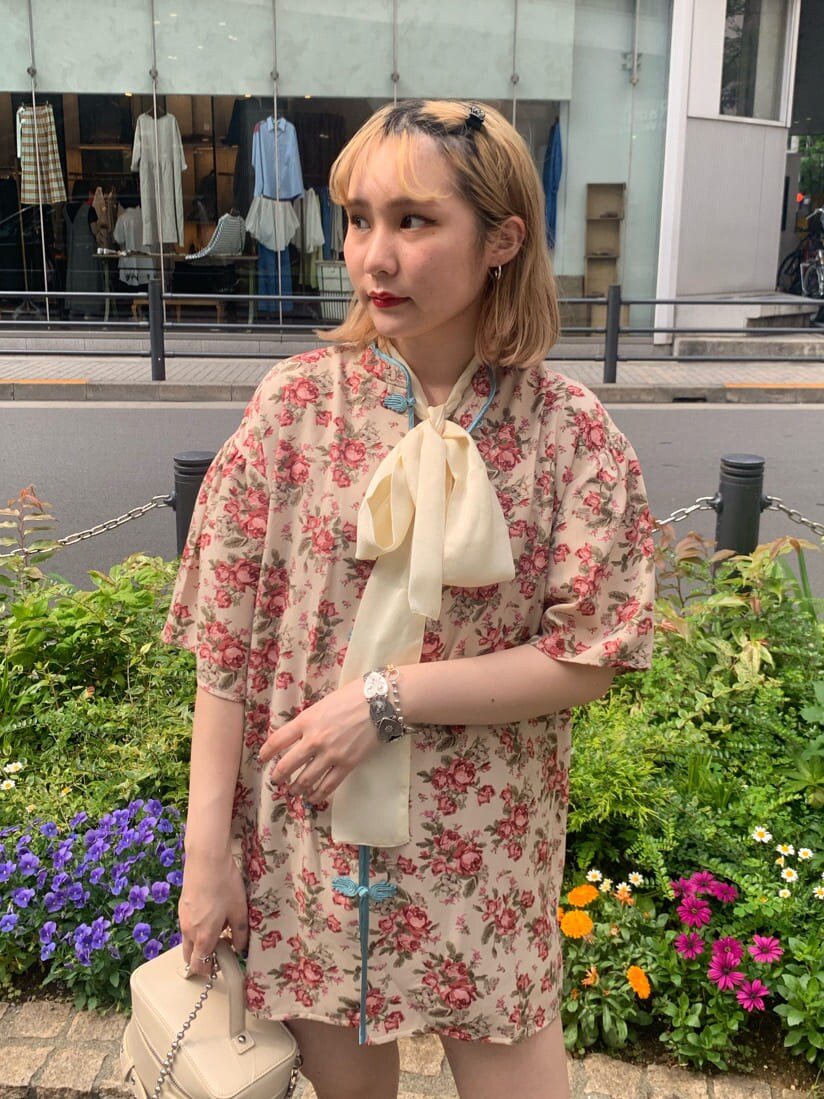 ブラック系のデニムパンツ、ホワイト系のショルダーバッグ、ホワイト系のシャツ/ブラウスを着用したレディースの春コーディネートの3枚目の写真