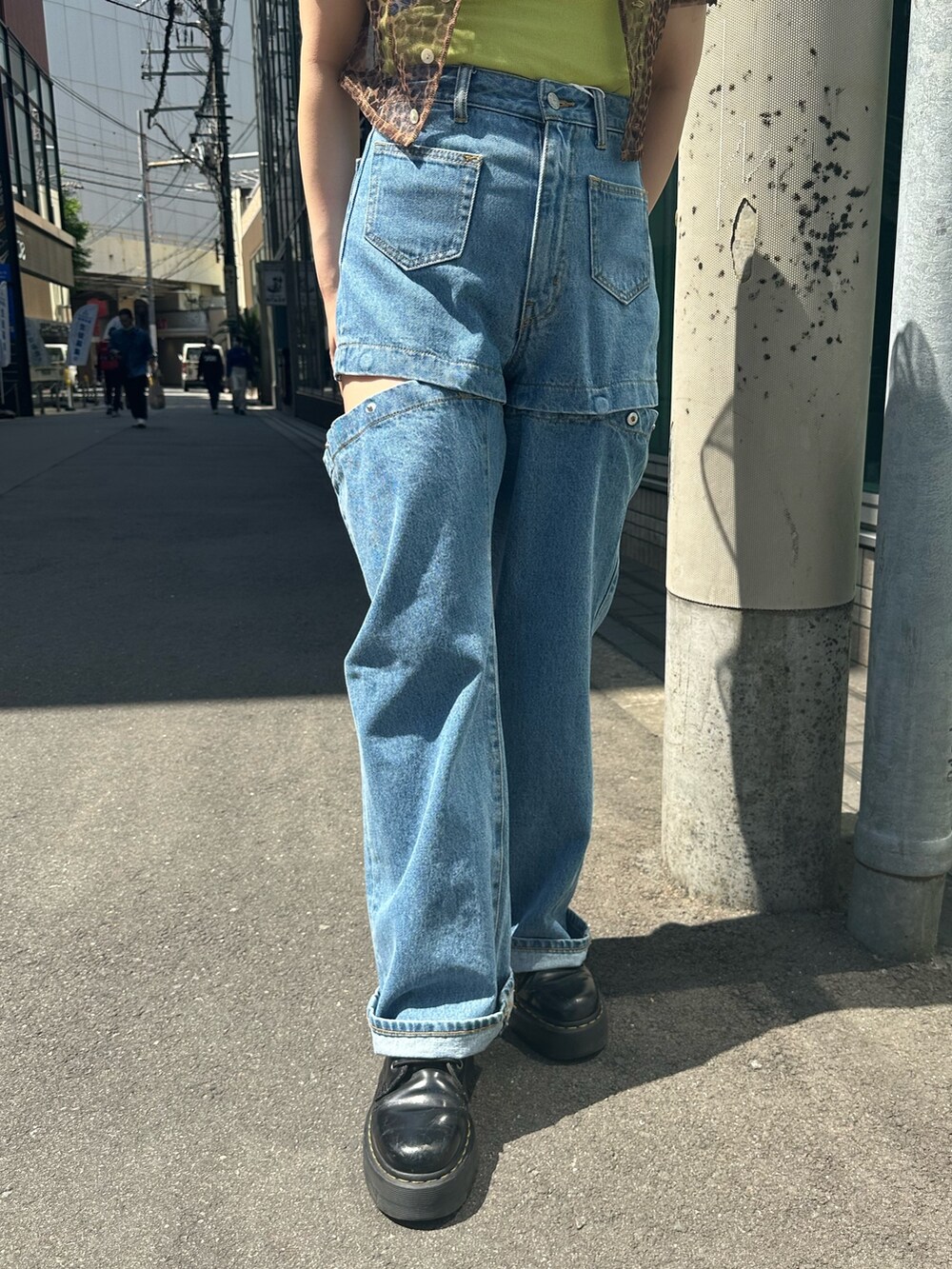 ブラウン系のシャツ/ブラウス、ブルー系のデニムパンツ、ブラック系のブーツを着用したレディースの夏コーディネートの6枚目の写真