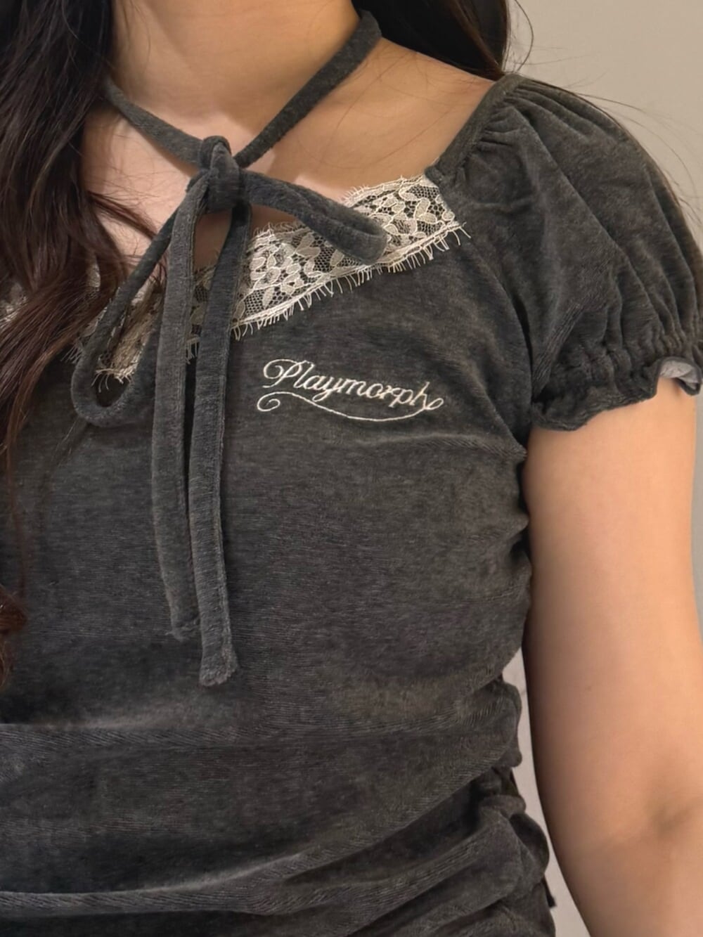 ブラック系のブーツ、グレー系のTシャツ/カットソー、グレー系のスカートを着用したレディースの夏コーディネートの7枚目の写真