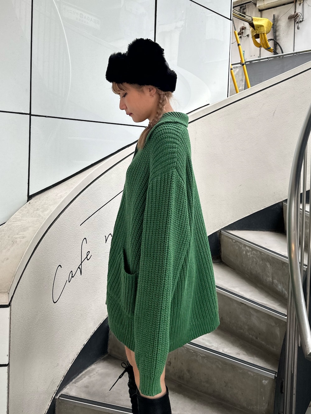 グリーン系のカーディガン/ボレロ、ブラック系のブーツ、シルバー系のネックレスを着用したレディースの秋コーディネートの5枚目の写真