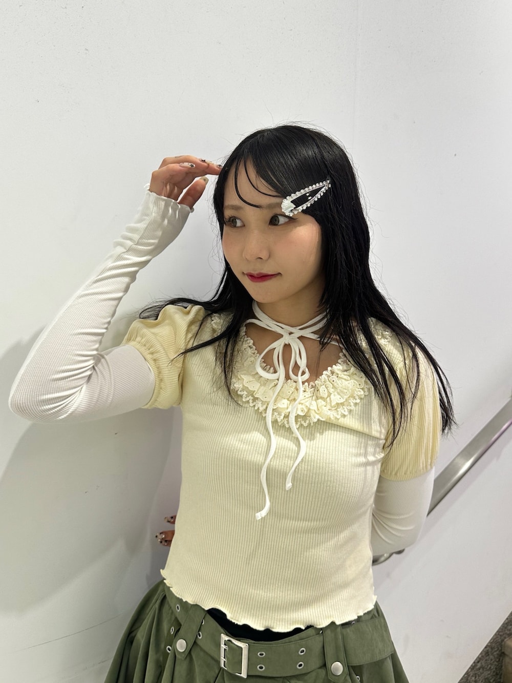 ホワイト系のTシャツ/カットソー、グリーン系のスカート、ブラック系のブーツを着用したレディースの秋コーディネートの6枚目の写真