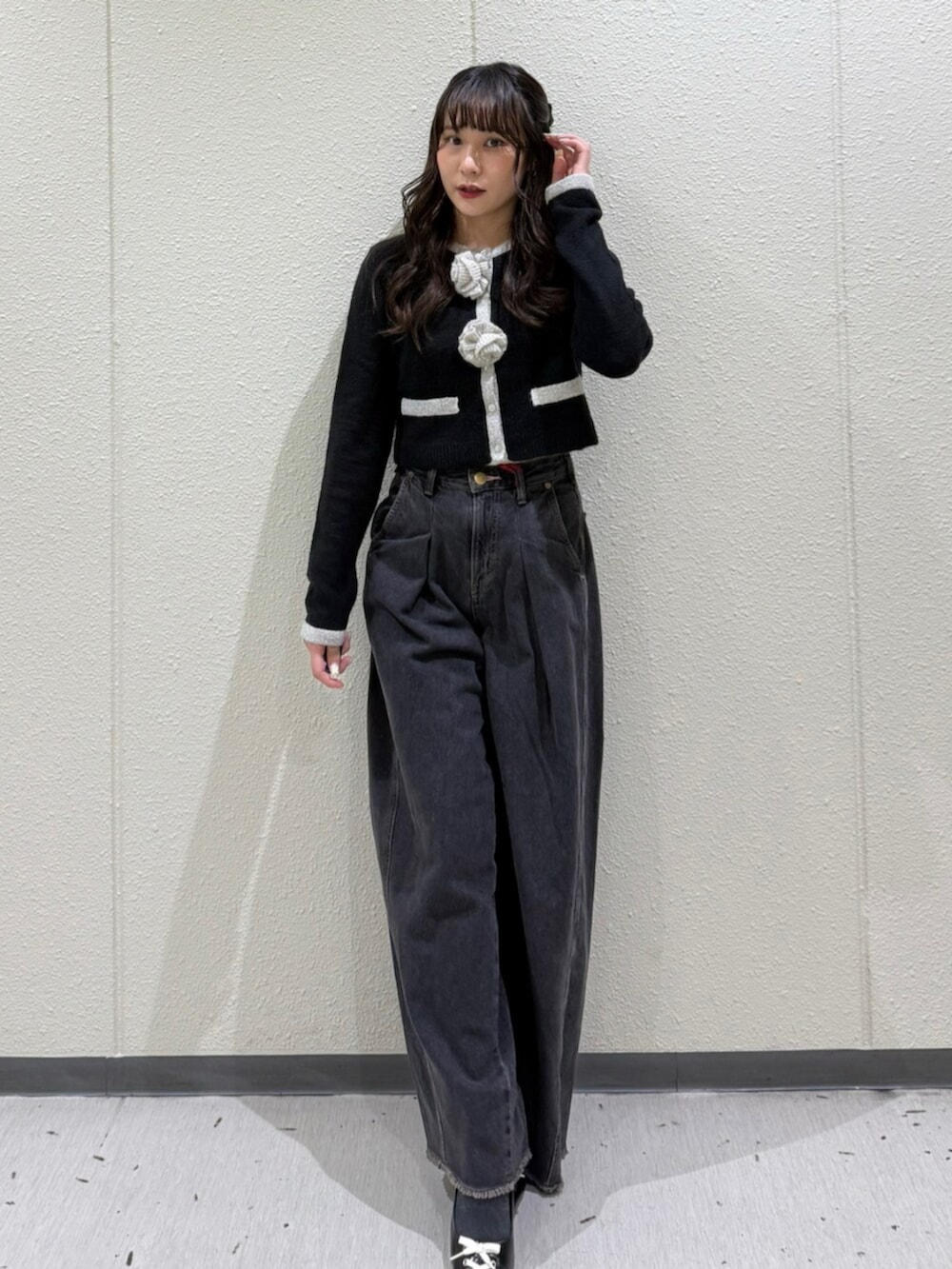 ブラック系のパンプス、ブラック系のカーディガン/ボレロ、ブラック系のデニムパンツを着用したレディースの秋コーディネートの2枚目の写真