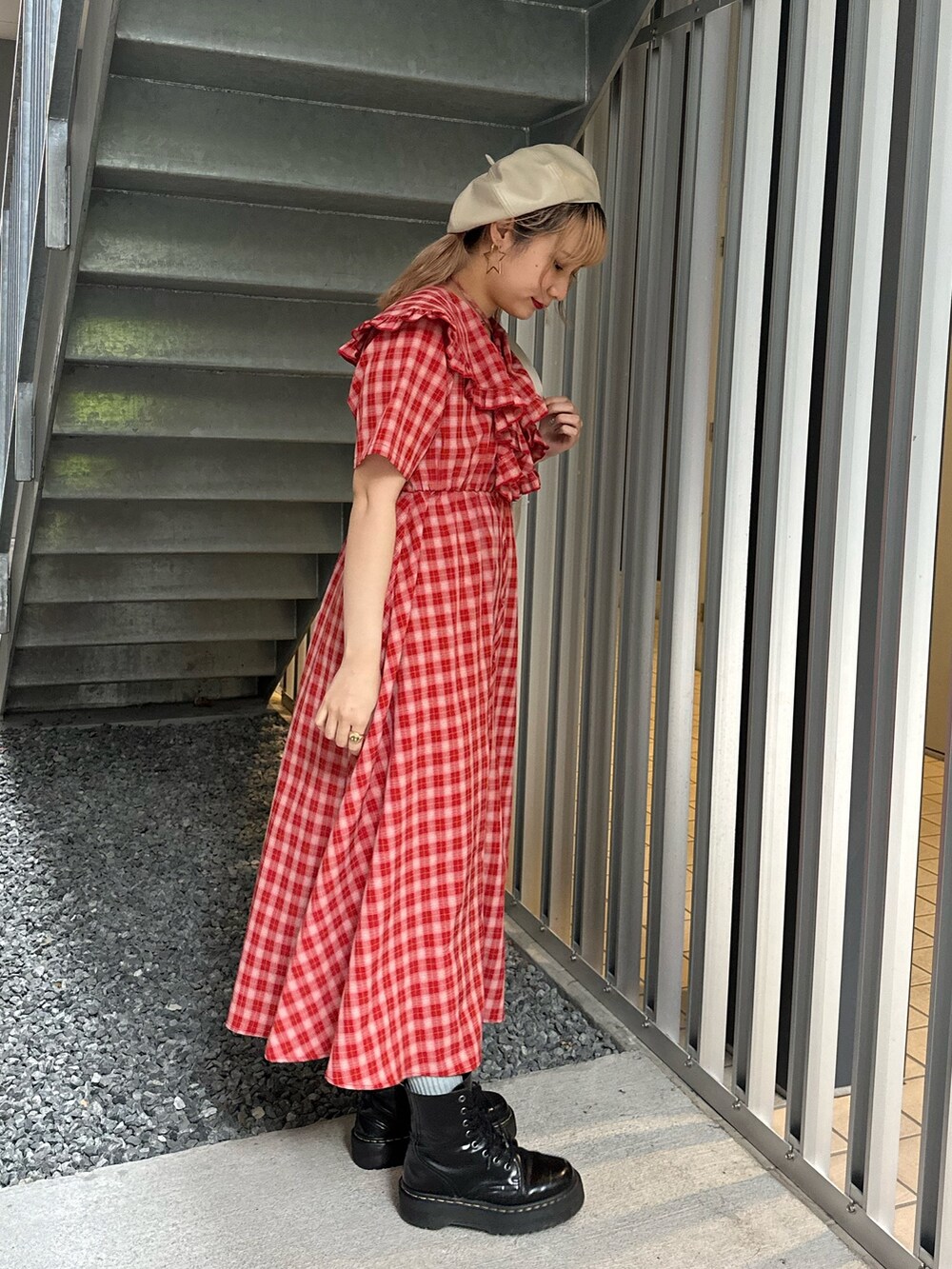 レッド系のワンピース、ホワイト系のショルダーバッグ、ホワイト系のハンチング/ベレー帽を着用したレディースの春コーディネートの5枚目の写真