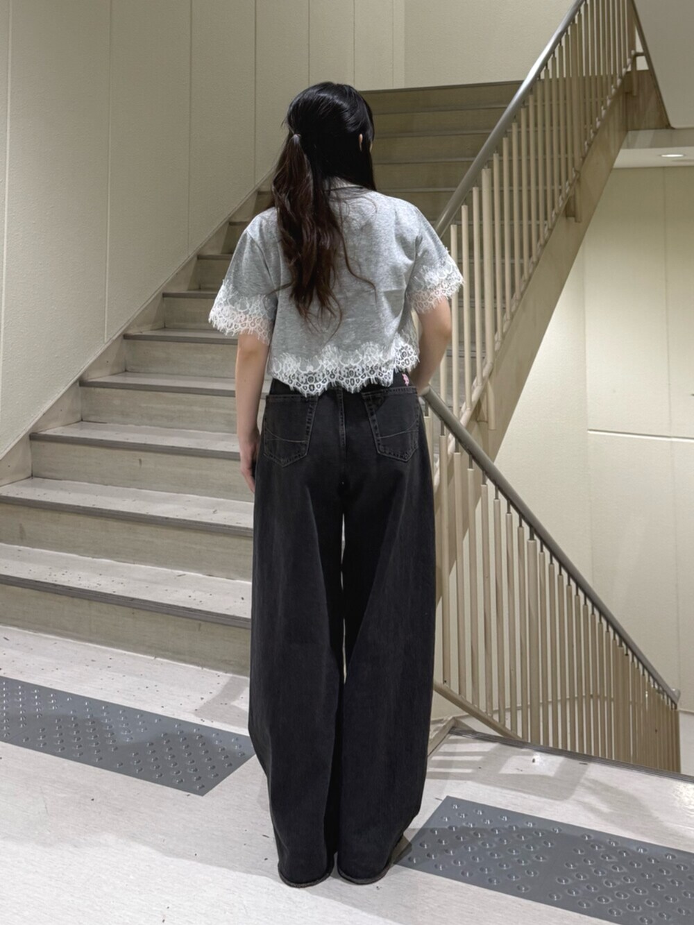 ブラック系のブーツ、ブラック系のデニムパンツ、グレー系のTシャツ/カットソーを着用したレディースの夏コーディネートの3枚目の写真