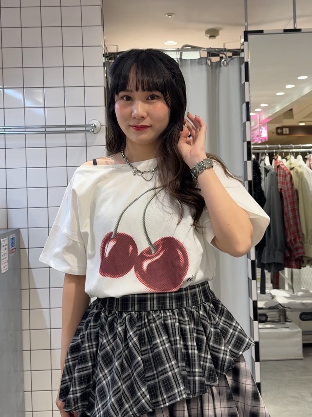 ブラック系のスカート、ブラック系のブーツ、ホワイト系のTシャツ/カットソーを着用したレディースの春コーディネートの6枚目の写真