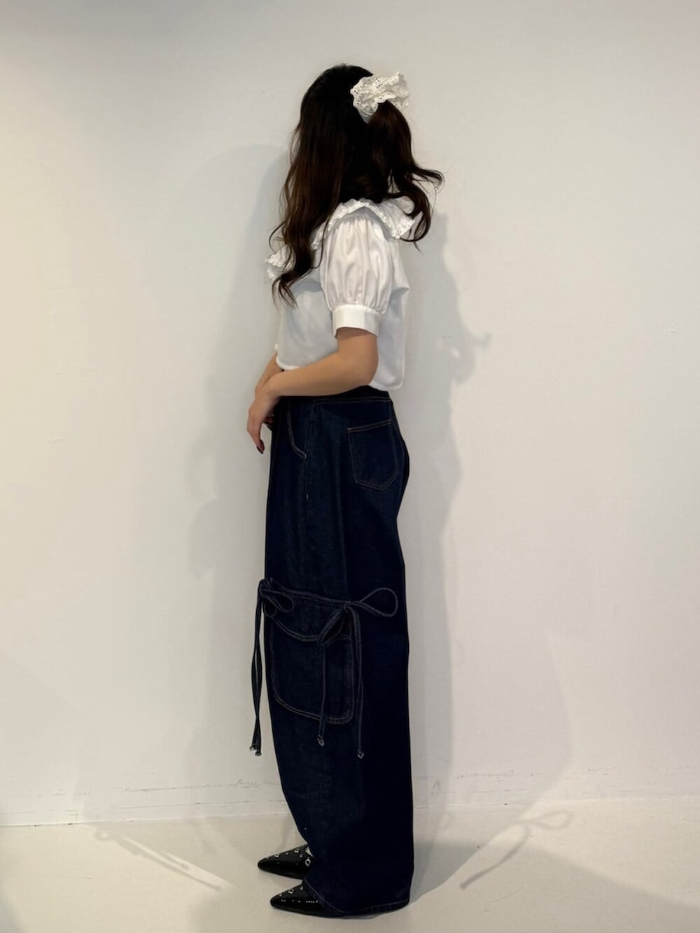 ブラック系のパンプス、ホワイト系のシャツ/ブラウス、ブルー系のデニムパンツを着用したレディースの春コーディネートの3枚目の写真