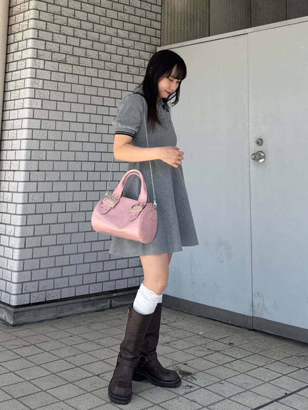 グレー系のワンピース、ピンク系のボストンバッグを着用したレディースの夏コーディネートの4枚目の写真
