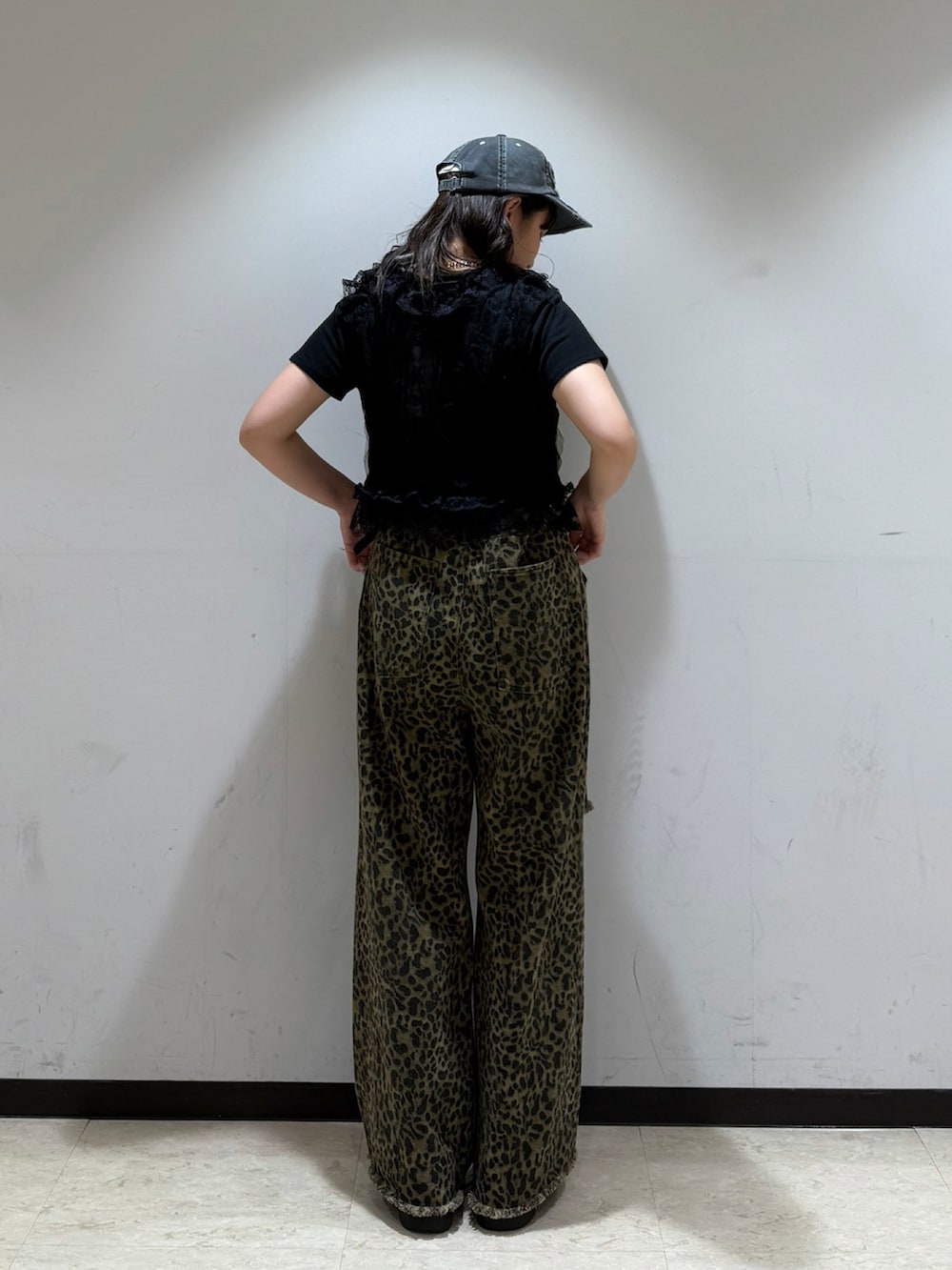 ブラウン系のその他パンツ、ブラック系のTシャツ/カットソー、ブラック系のベストを着用したレディースの夏コーディネートの3枚目の写真