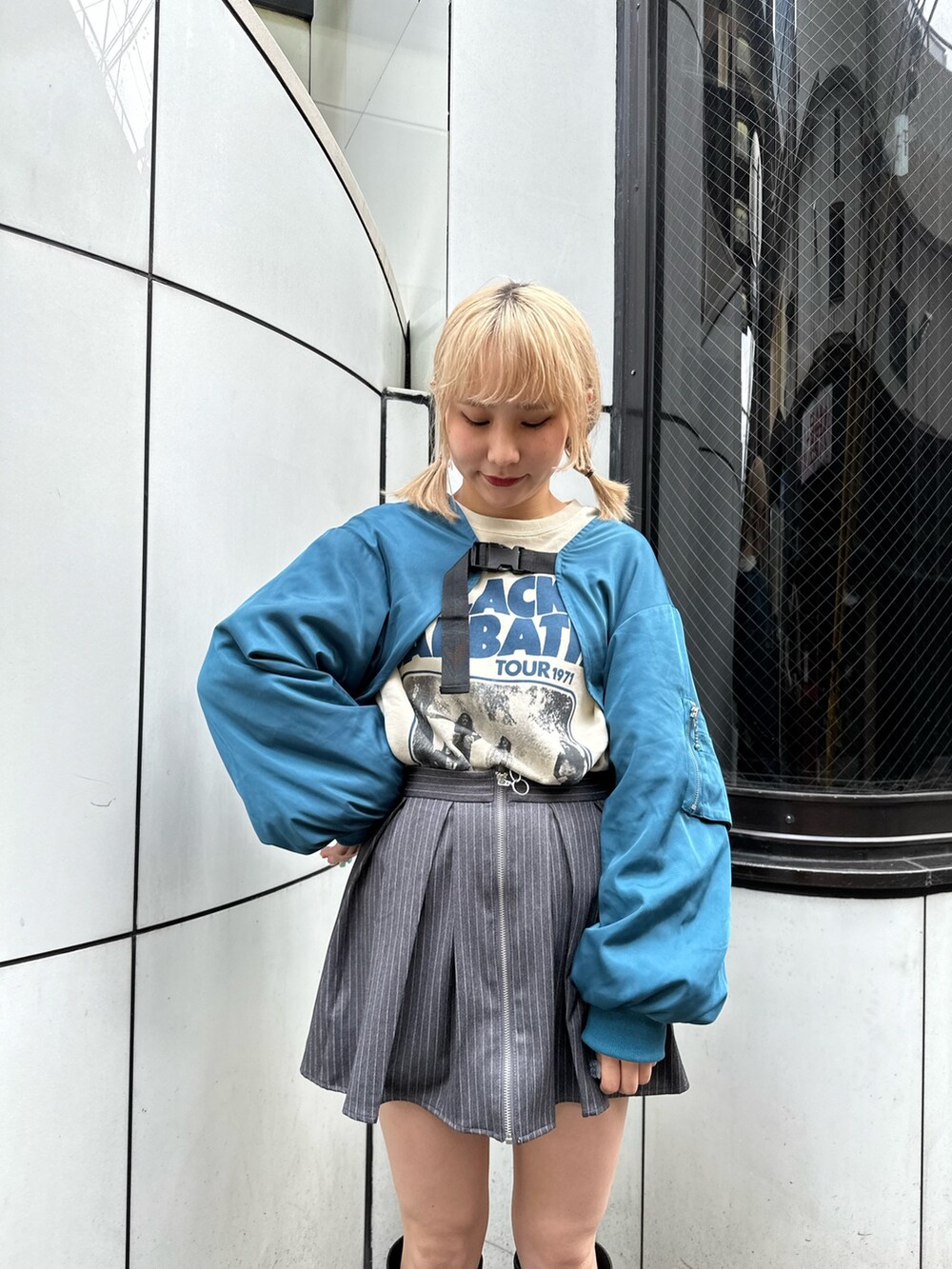 ブラック系のブーツ、グレー系のその他パンツ、ホワイト系のスウェットを着用したレディースの冬コーディネートの4枚目の写真