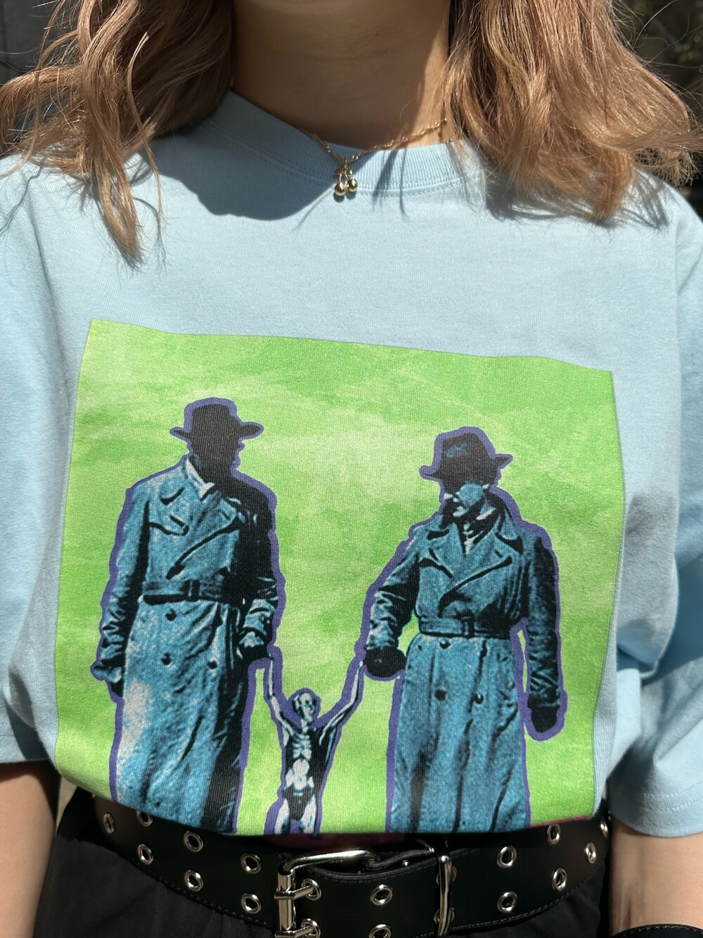 ブルー系のTシャツ/カットソー、ブラック系のショルダーバッグ、ブラック系のスカートを着用したレディースの春コーディネートの7枚目の写真