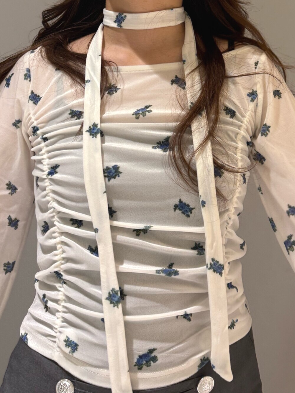 ブラック系のブーツ、グレー系のスカート、ブルー系のトートバッグを着用したレディースの夏コーディネートの6枚目の写真