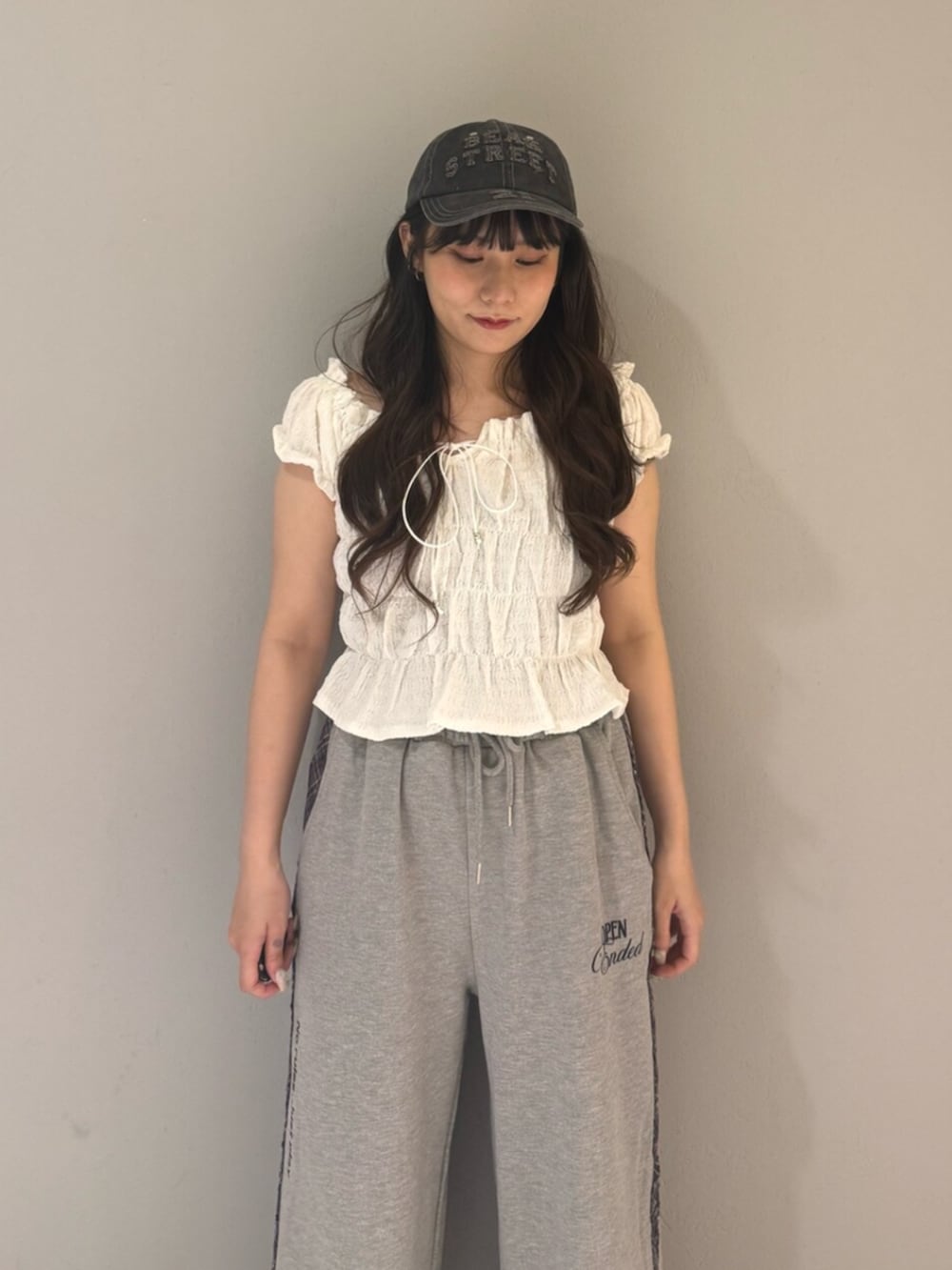 ブラック系のブーツ、ホワイト系のシャツ/ブラウス、グレー系のその他パンツを着用したレディースの夏コーディネートの5枚目の写真