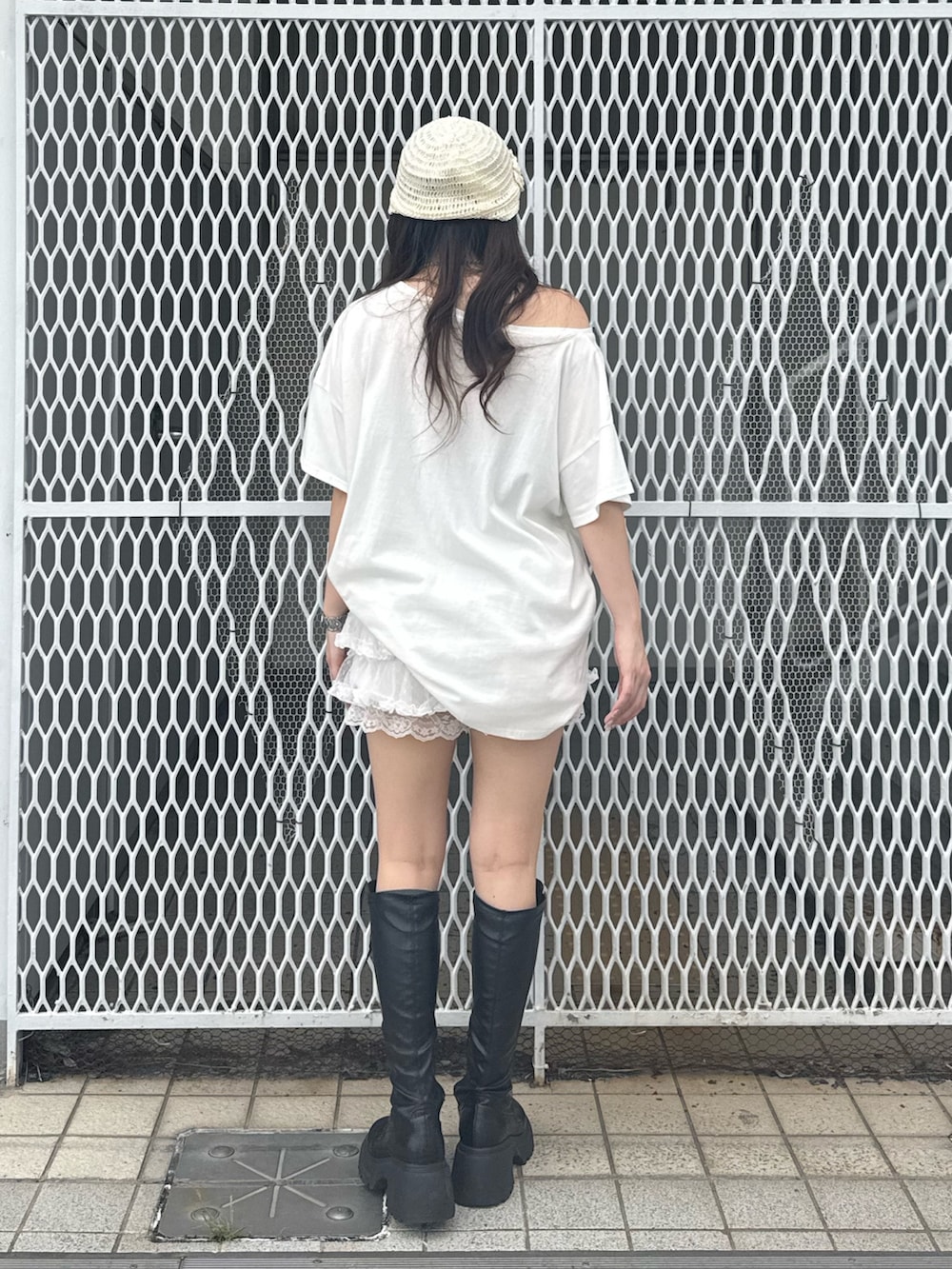 ブラック系のブーツ、ホワイト系のTシャツ/カットソー、ホワイト系のその他パンツを着用したレディースの夏コーディネートの3枚目の写真