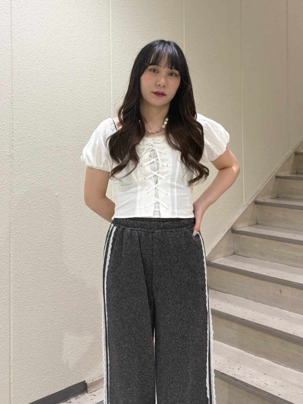 グリーン系のパンプス、ブラック系のその他パンツ、ホワイト系のシャツ/ブラウスを着用したレディースの夏コーディネートの6枚目の写真