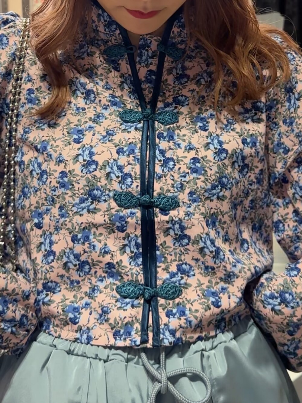 ピンク系のシャツ/ブラウス、シルバー系のトートバッグ、ブルー系のその他パンツを着用したレディースの春コーディネートの5枚目の写真