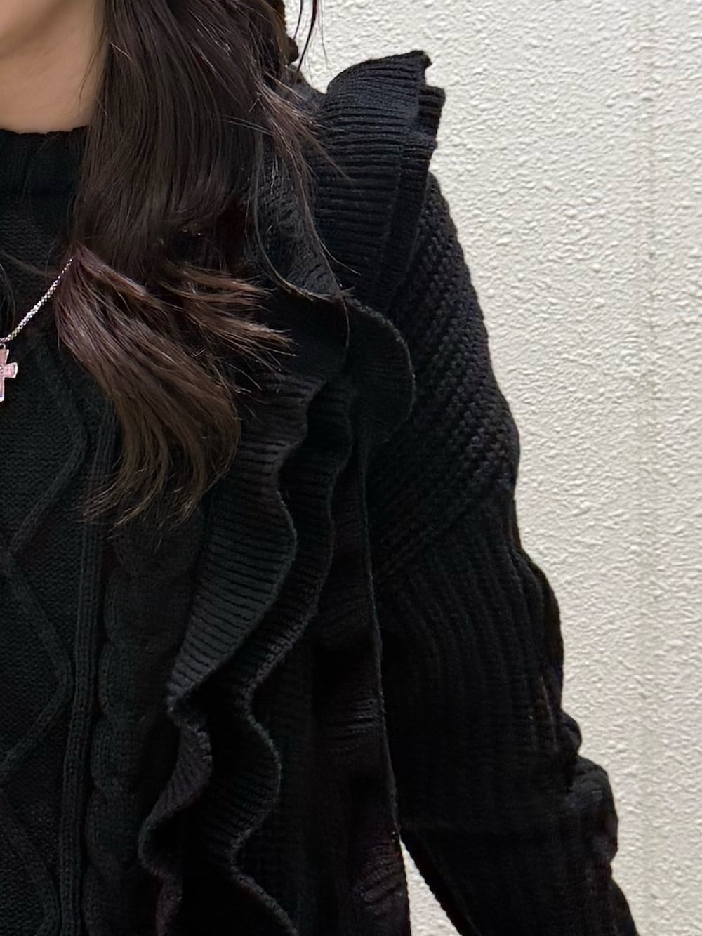 ブラック系のニット/セーター、ブラック系のブーツ、ブラック系のニットキャップ/ビーニーを着用したレディースの冬コーディネートの7枚目の写真