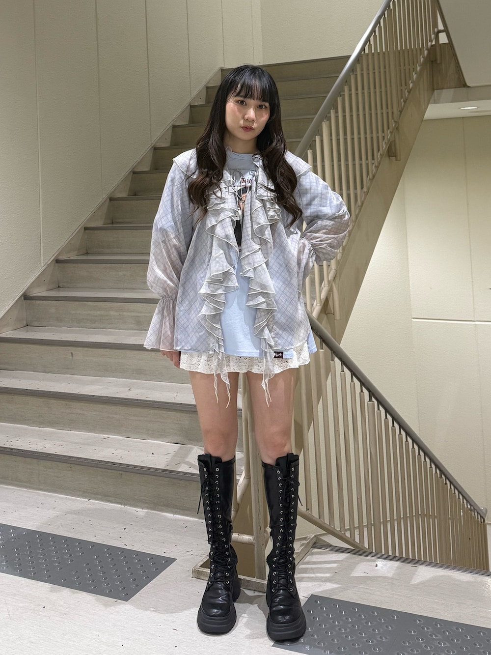 グレー系のシャツ/ブラウス、ホワイト系のスカート、ブラック系のブーツを着用したレディースの春コーディネートの4枚目の写真