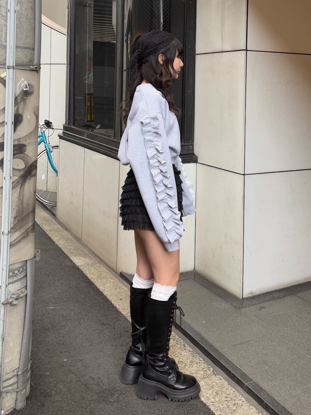 ブラック系のブーツ、ブラック系のその他パンツ、グレー系のスウェットを着用したレディースの冬コーディネートの2枚目の写真