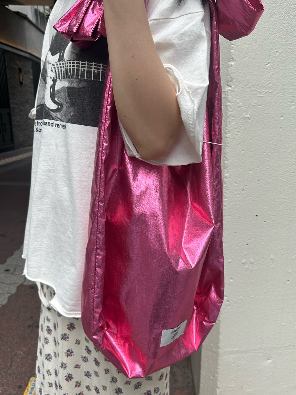 ホワイト系のTシャツ/カットソー、ピンク系のトートバッグ、ホワイト系のワンピースを着用したレディースの春コーディネートの5枚目の写真