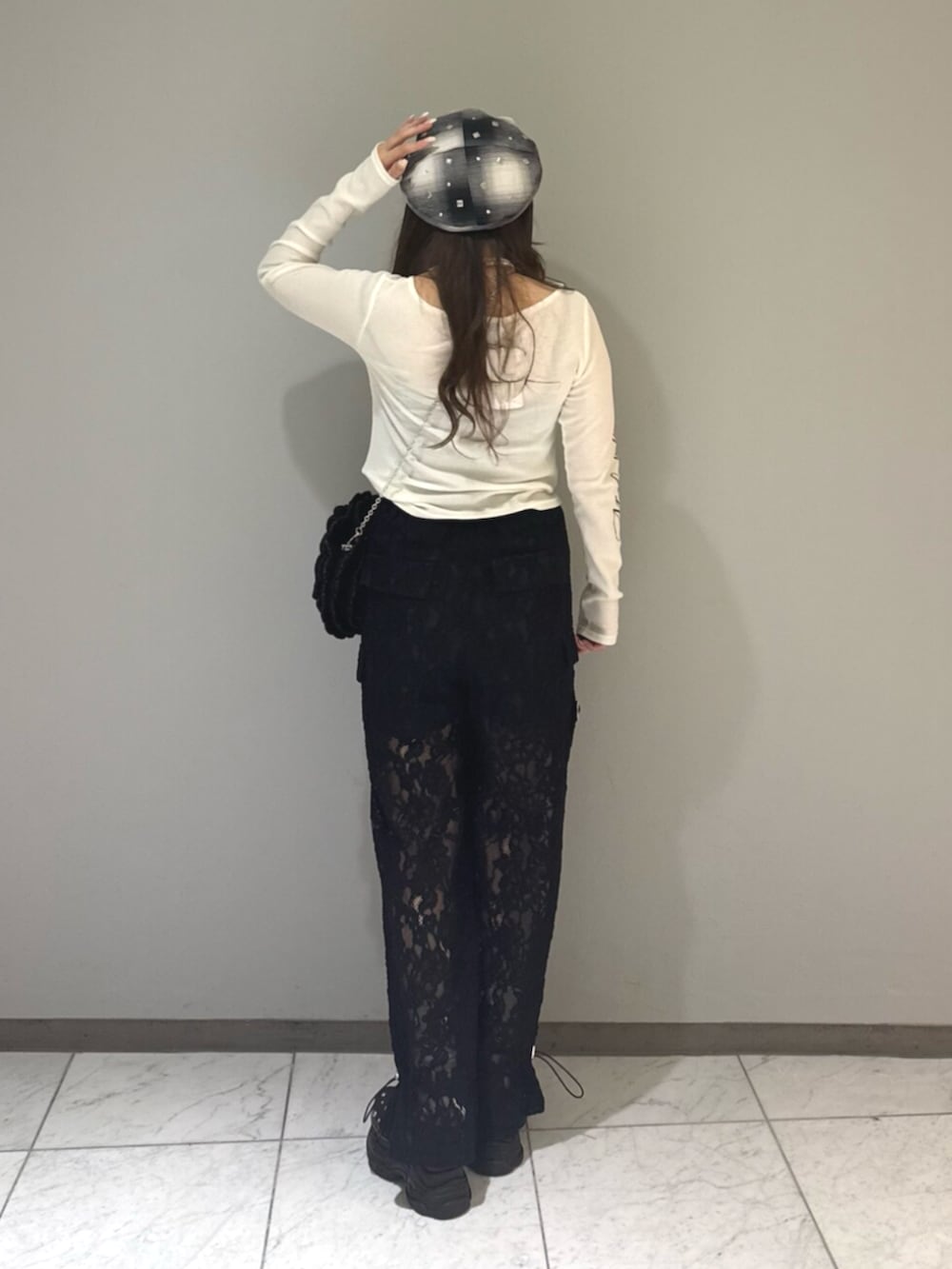 ホワイト系のTシャツ/カットソー、ブラック系のサンダル、ブラック系のその他パンツを着用したレディースの夏コーディネートの3枚目の写真