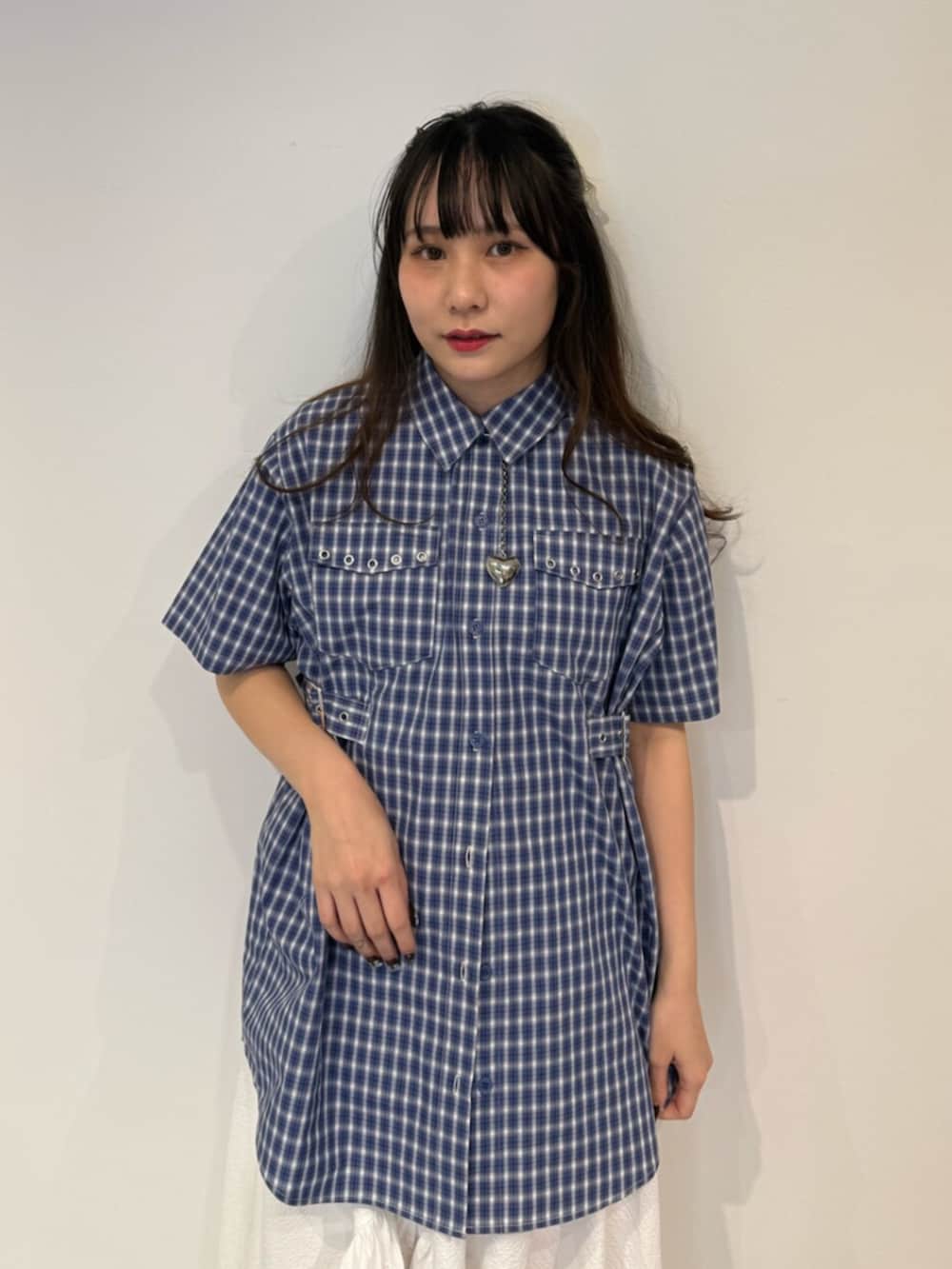 ブラック系のパンプス、ブルー系のシャツ/ブラウス、ホワイト系のスカートを着用したレディースの春コーディネートの6枚目の写真