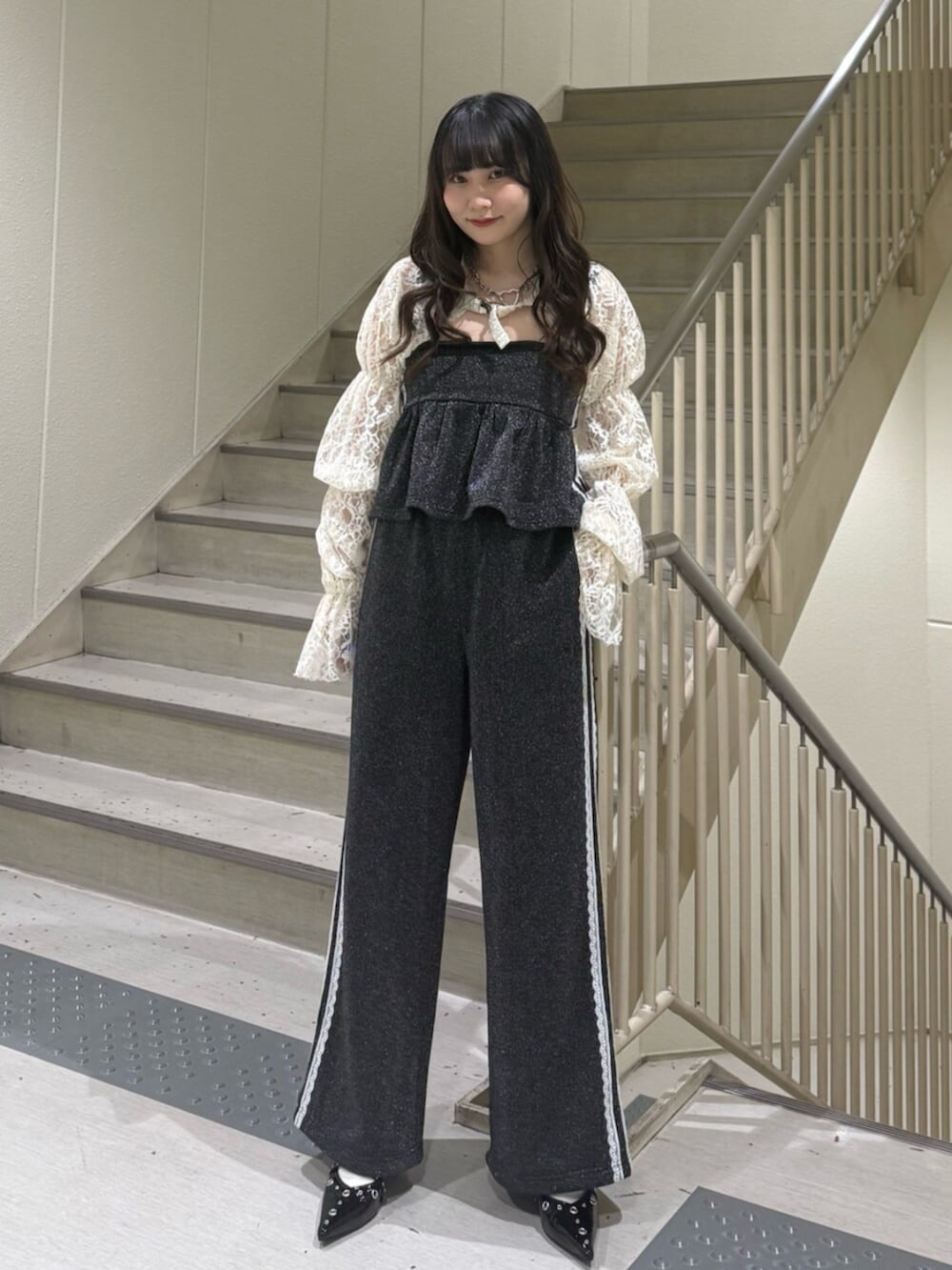 ブラック系のパンプス、ホワイト系のカーディガン/ボレロ、ブラック系のキャミソールを着用したレディースの春コーディネートの7枚目の写真